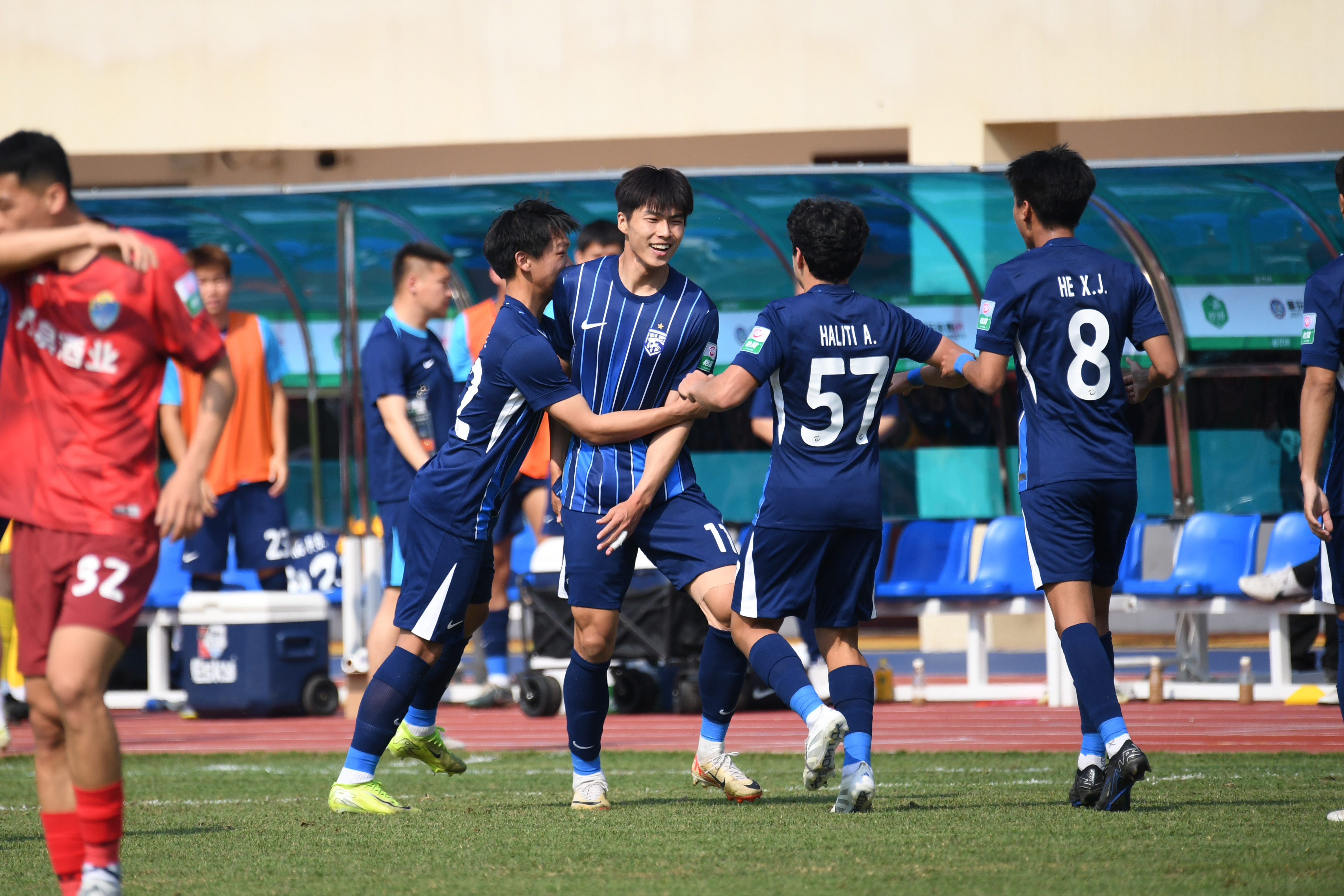 云顶国际-武汉三镇训练开放日；清晨绝杀压哨引欢呼；CBA季后赛在即；更衣室氛围转暖的简单介绍